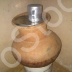 Canari africain en terre cuite : objet artisanal et récipient traditionnel Canari africain en terre cuite : objet artisanal et récipient traditionnel