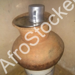 Canari africain en terre cuite : objet artisanal et récipient traditionnel