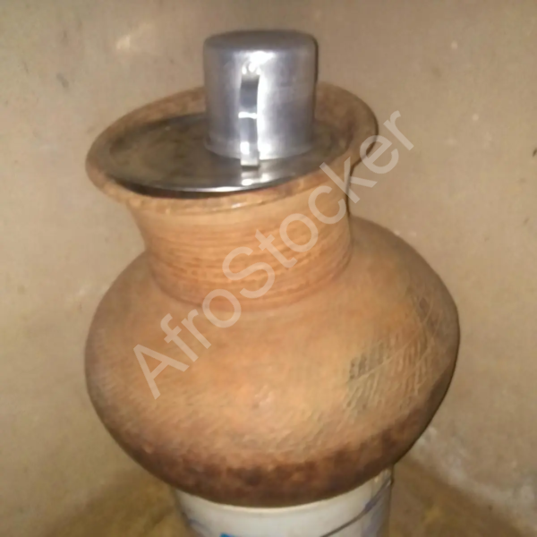 Canari africain en terre cuite : objet artisanal et récipient traditionnel Canari africain en terre cuite : objet artisanal et récipient traditionnel