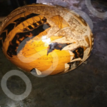 Calebasse africaine ornée : objet décoratif en calebasse naturelle – Artisanat africain