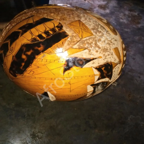 Calebasse africaine ornée : objet décoratif en calebasse naturelle – Artisanat africain