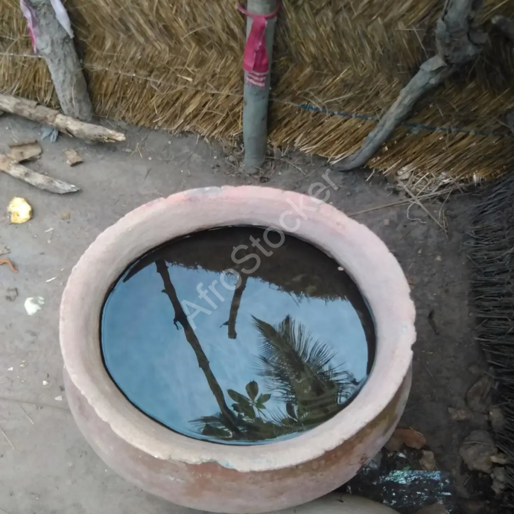 canari africain pot en terre cuite traditionnel rempli d’eau potable artisanat africain