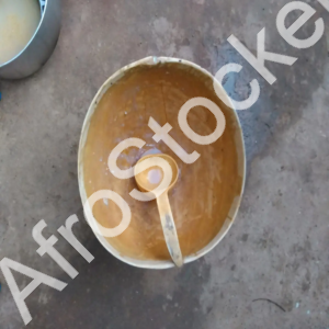 Ustensiles en calebasse africaine : louche et récipient traditionnels Ustensiles en calebasse africaine : louche et récipient traditionnels