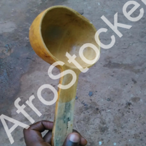 Calebasse africaine servant de louche : ustensile de cuisine traditionnelle – Image HD Calebasse africaine servant de louche : ustensile de cuisine traditionnelle – Image HD