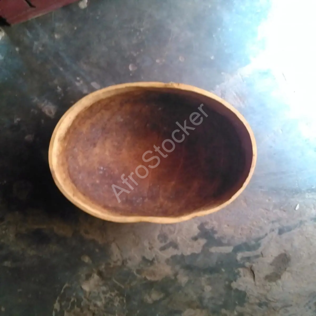 calebasse africaine utilisée comme bol traditionnel artisanat africain objet de cuisine