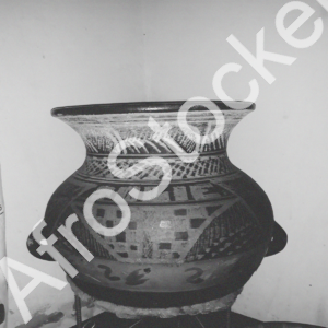 Canari africain décoratif : objets artisanaux d’Afrique en noir et blanc – Art mural 40×60 cm Canari africain décoratif : objets artisanaux d’Afrique en noir et blanc – Art mural 40×60 cm