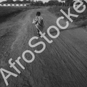 Fille écolière africaine : village rural en noir et blanc – Format 40x60 cm