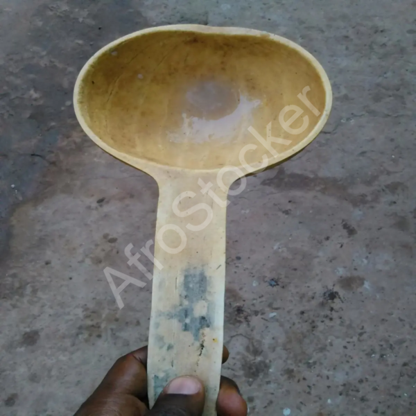 Cuillère en calebasse africaine : ustensile artisanal traditionnel – Image HD Cuillère en calebasse africaine : ustensile artisanal traditionnel – Image HD