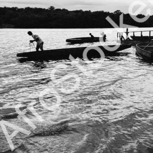 Pêcheur sur pirogue africaine : scène de pêche traditionnelle en noir et blanc