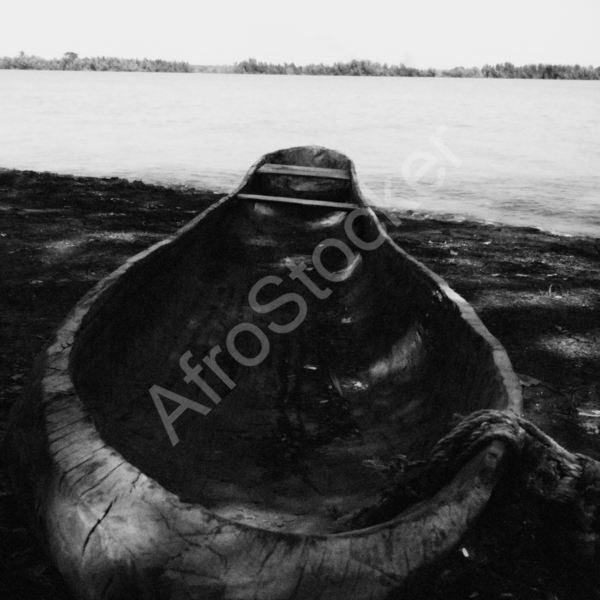 Pirogue bord de mer – Photographie noir et blanc format 40x60cm