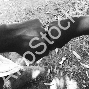 Poing adulte et enfant : symbole de connexion et de lien familial