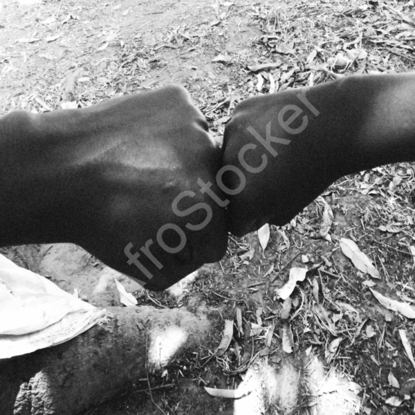 Poing adulte et enfant : symbole de connexion et de lien familial