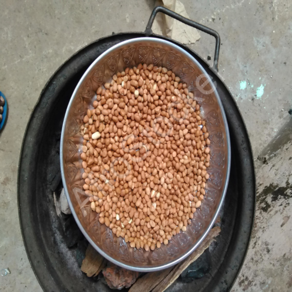 Arachides fraîches au fourneau africain – cuisine traditionnelle