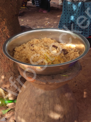 Bol de riz Djoloff sur mortier – Image HD traditionnelle africaine Bol de riz Djoloff sur mortier – Image HD traditionnelle africaine