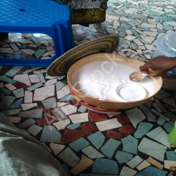 Calebasse de lait africain – Image HD dans village africain