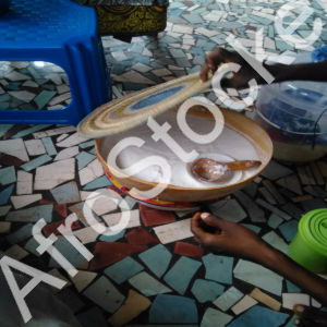 Calebasse de lait de vache africaine – Image HD dans village africain Calebasse de lait de vache africaine – Image HD dans village africain