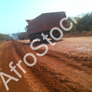 Chantier routier africain authentique avec engins Chantier routier africain authentique avec engins