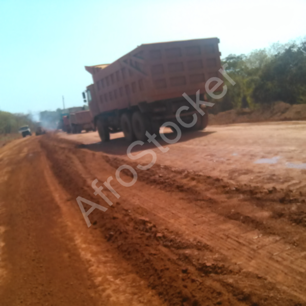 Chantier routier africain authentique avec engins Chantier routier africain authentique avec engins