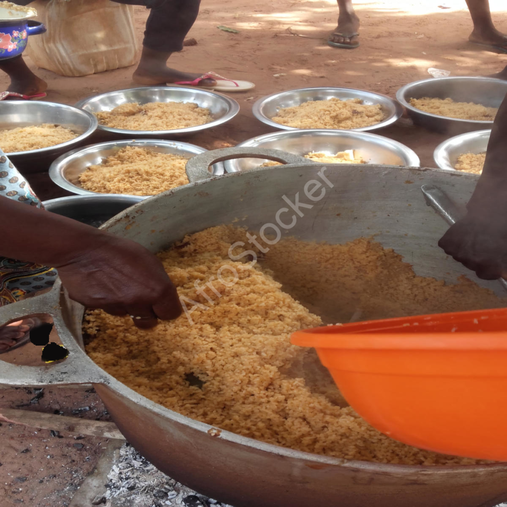 cuisine villageoise marmite sur feu de bois village africain HD