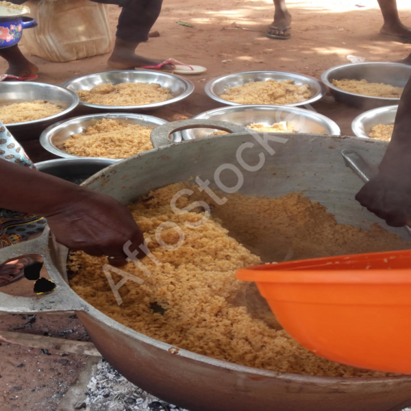 Cuisine villageoise – Marmite sur feu de bois – Image HD africaine