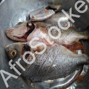 Cuisson de poissons africains – Image HD traditionnelle africaine Cuisson de poissons africains – Image HD traditionnelle africaine