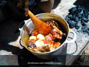 Femme marmites au feu sauce afrique afrostocker
