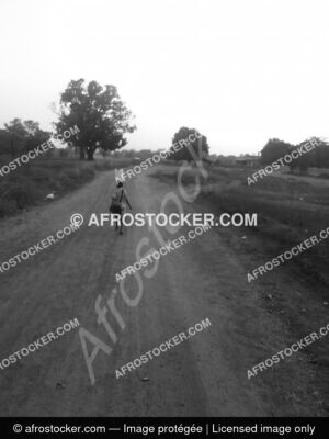 jeune-garcon-ecole-bidon-eau-tete-afrique28-afrostocker Jeune garcon ecole bidon eau tete afrique28 afrostocker