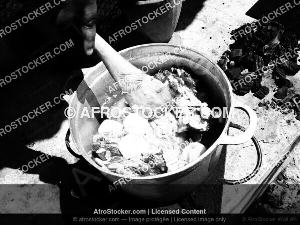 Wall Art B&W - Femme et Marmites au Feu — Sauce Africaine Traditionnelle Wall Art B&W Femme et Marmites au Feu — Sauce Africaine Traditionnelle