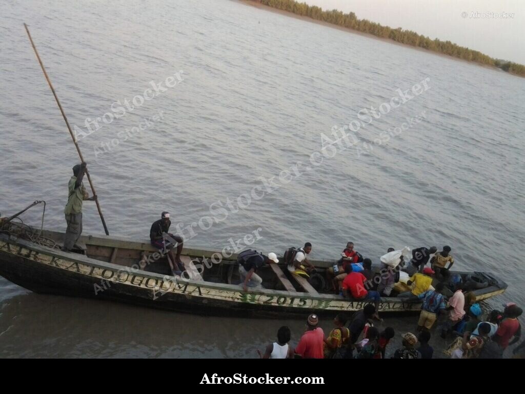 Village Canoe Passenger West Africa / Pirogue Voyageurs Village Afrique | AfroStocker