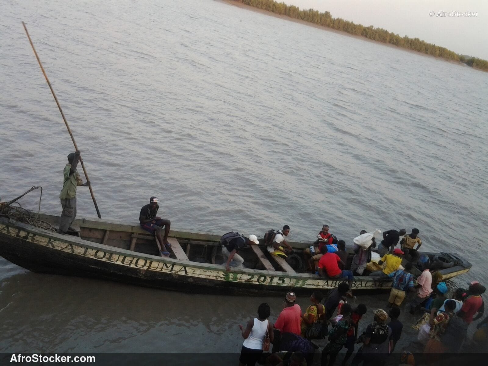 Pirogue Africaine avec Passager, Afrique de l'Ouest