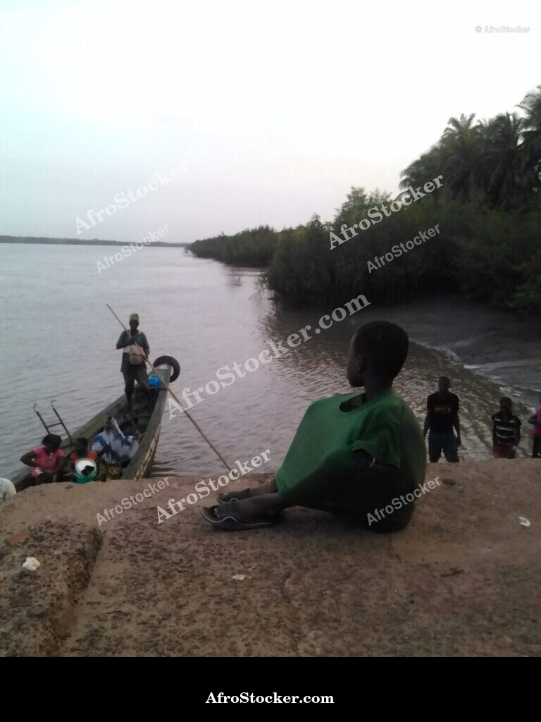 Child Sitting Port West Africa / Enfant Assis Port Afrique Ouest | AfroStocker