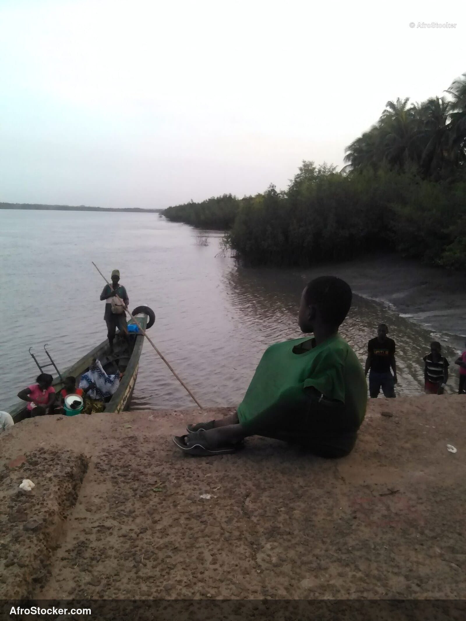 Child Sitting Port West Africa / Enfant Assis Port Afrique Ouest | AfroStocker