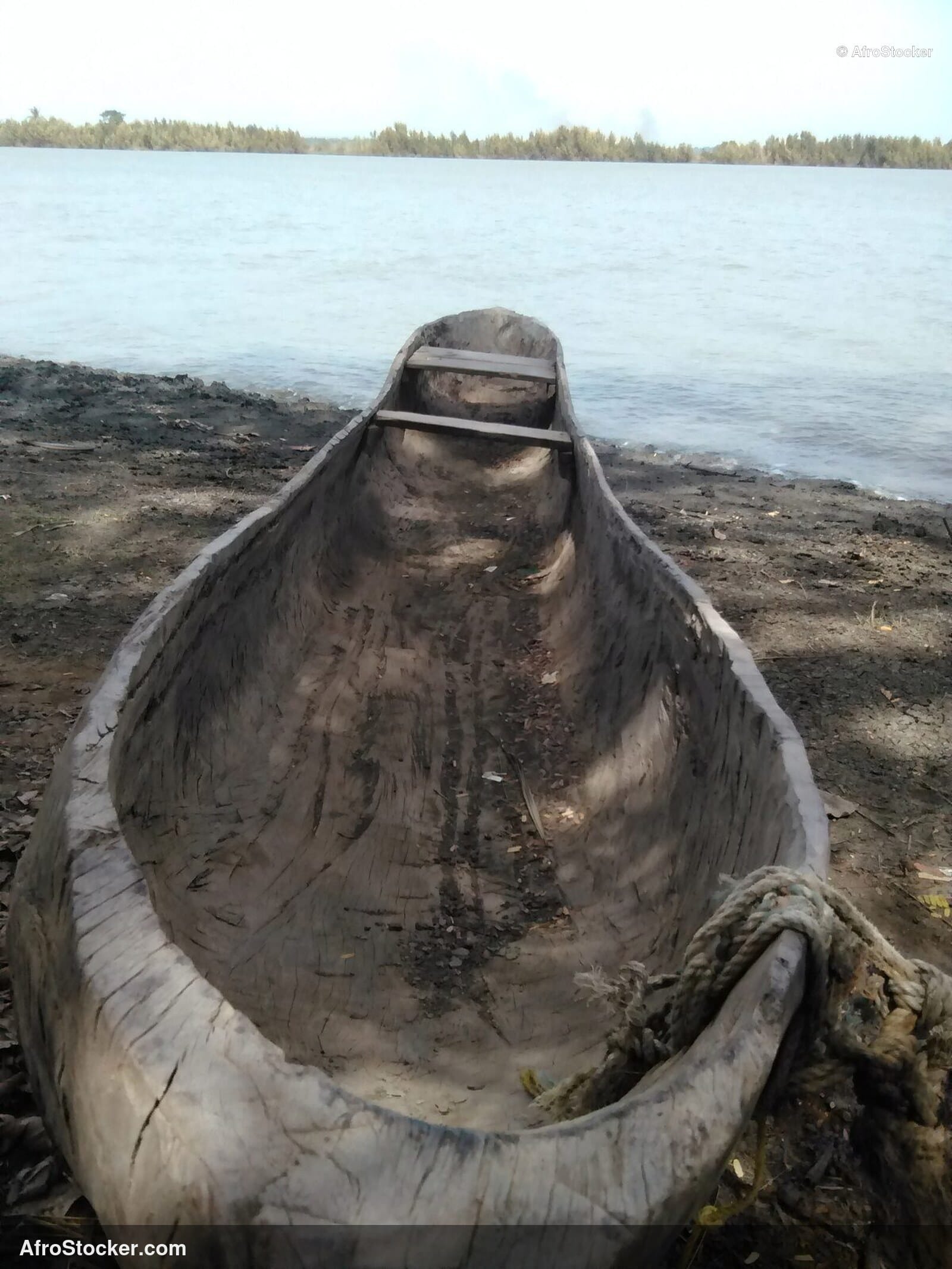 Pirogue Africaine au Bord de Mer