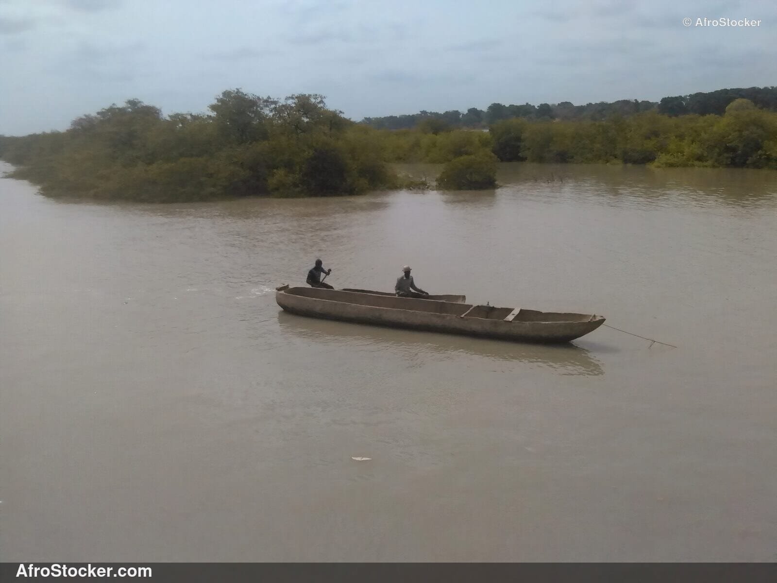 Pirogue Africaine en Pleine Mer