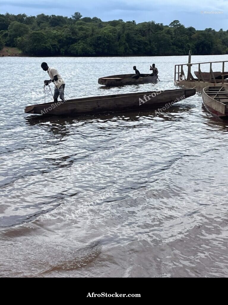 Fisherman Canoe Open Sea Africa / Pêcheur Pirogue Pleine Mer Afrique | AfroStocker