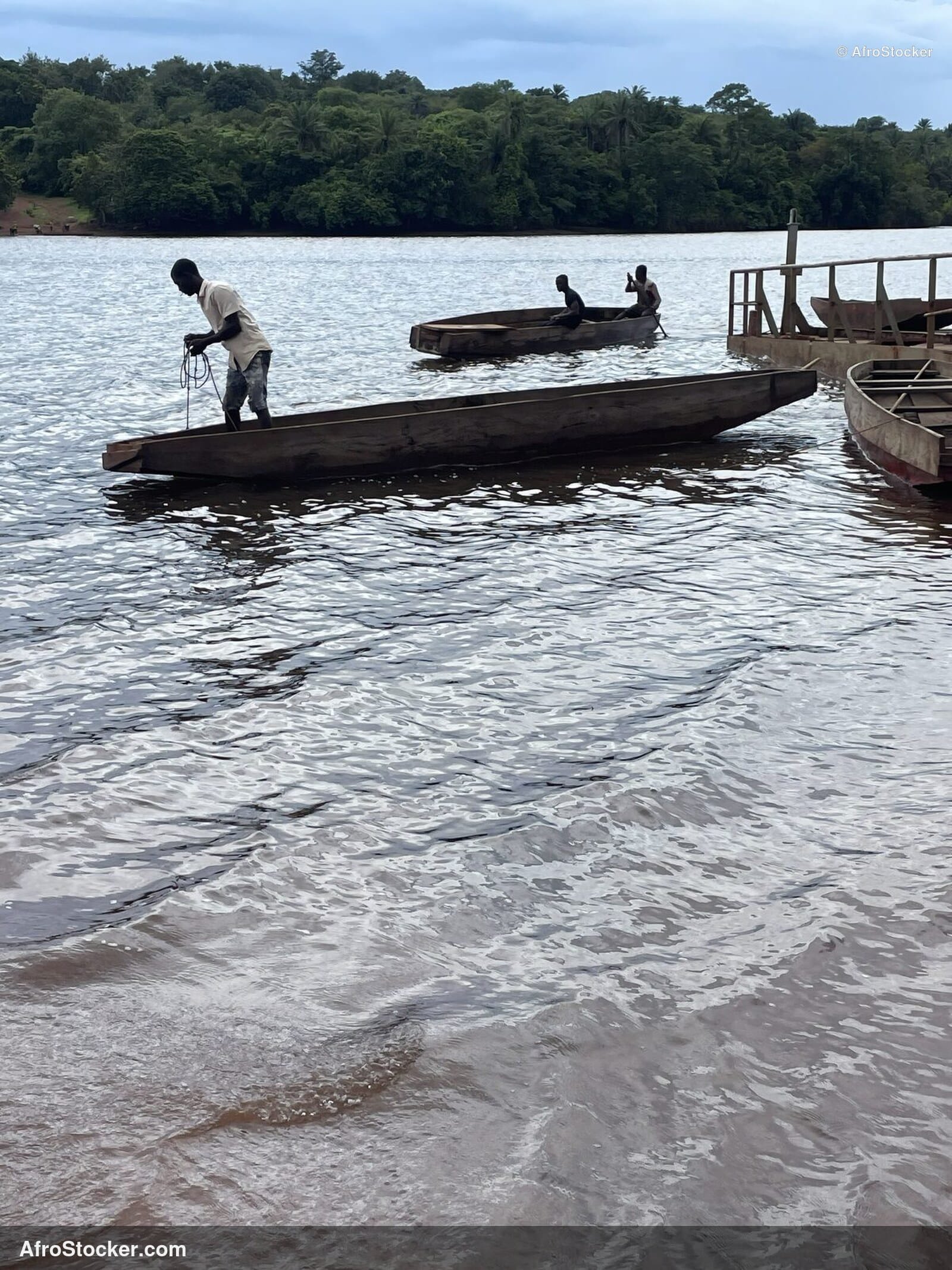 Pirogue de Pêcheur en Pleine Mer, Afrique