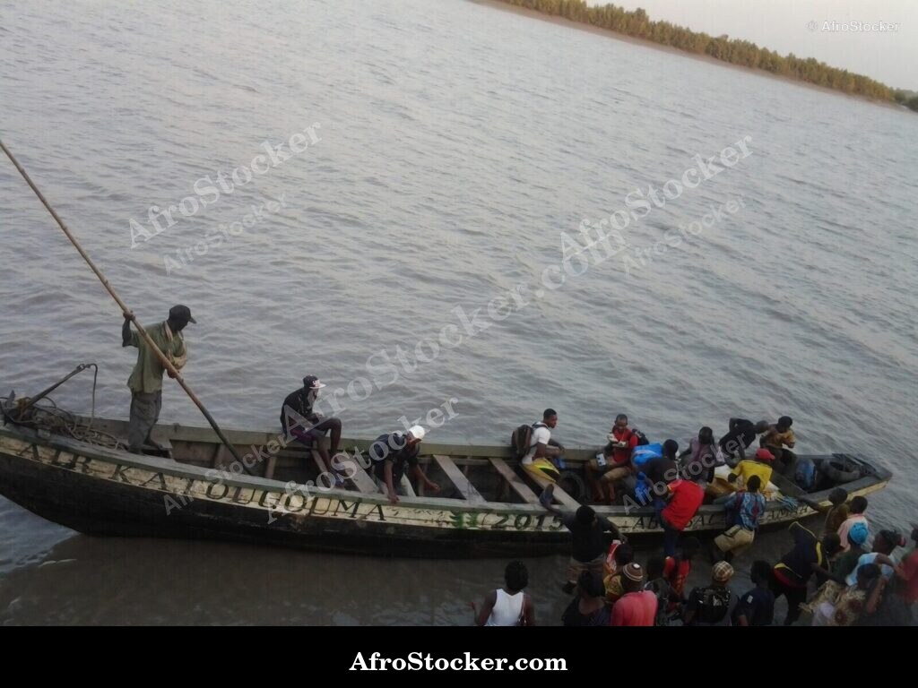 Canoe Passengers Village Africa / Passagers Pirogue Village Afrique | AfroStocker