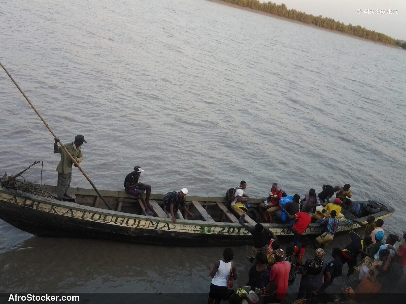 Pirogue de Village avec Passagers, Afrique