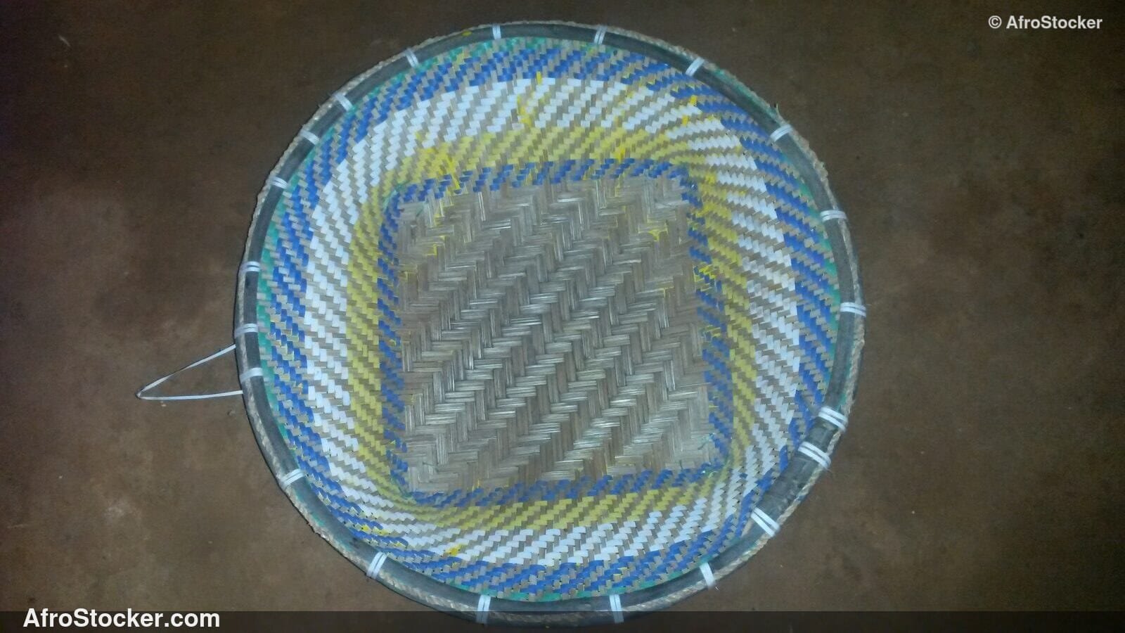 Woven Straw Tray Guinea / Plateau Paille Tressée Guinée | AfroStocker