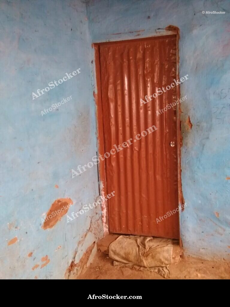 Traditional Wooden Door Africa / Porte en Bois Traditionnelle Afrique | AfroStocker