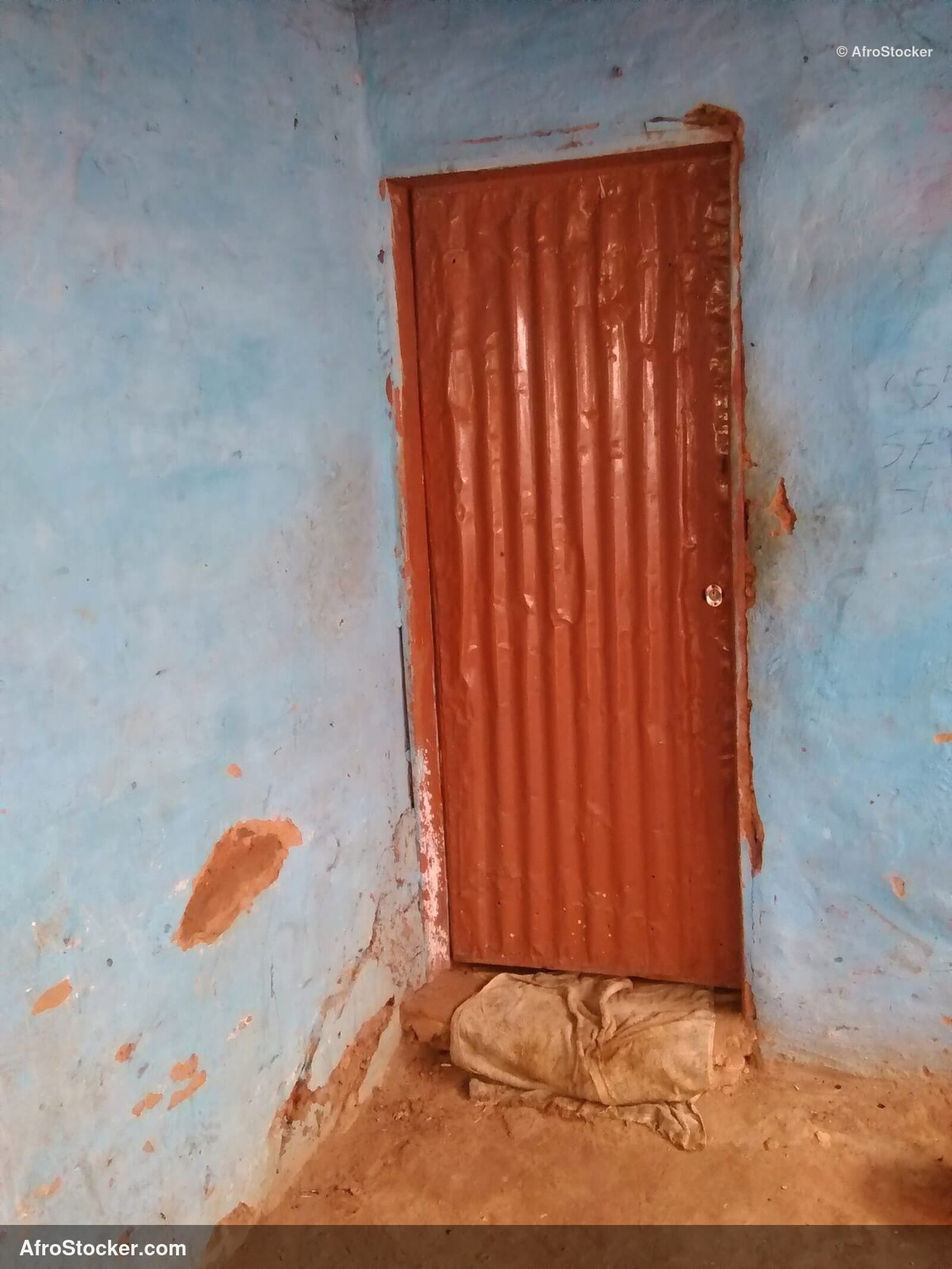 Traditional Wooden Door Africa / Porte en Bois Traditionnelle Afrique | AfroStocker