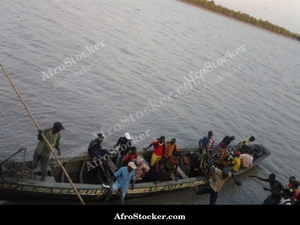 Village Canoe Passengers Africa / Pirogue Voyageurs Village Afrique | AfroStocker