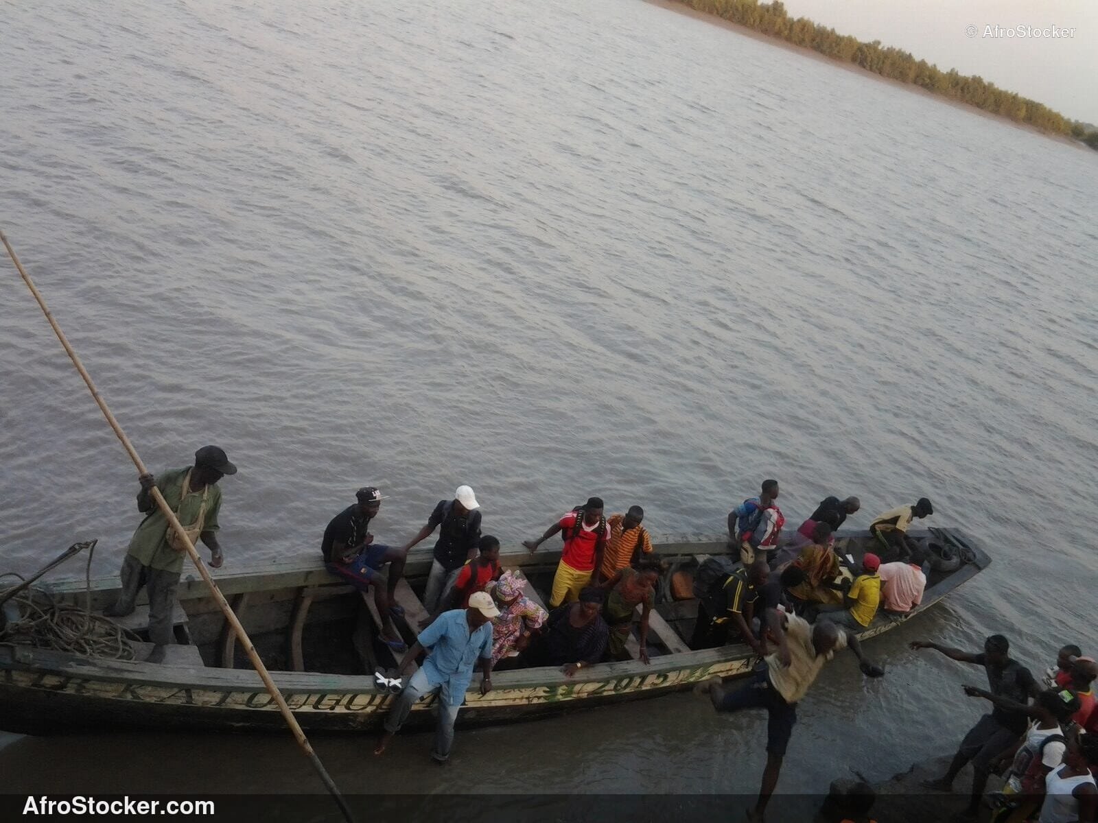 Pirogue de Village avec Passagers, Afrique