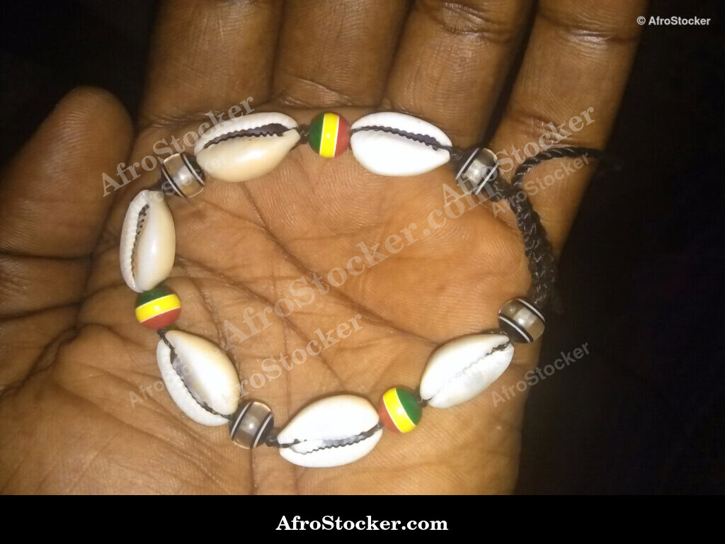 African Cowrie Shell Bracelet / Bracelet en Coris Africain | AfroStocker